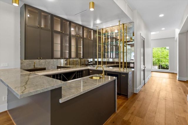 2341 Maroneal St, Houston, TX 77030
