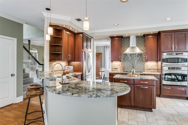 2718 Hidden Lake Drive, Grapevine, TX 76051