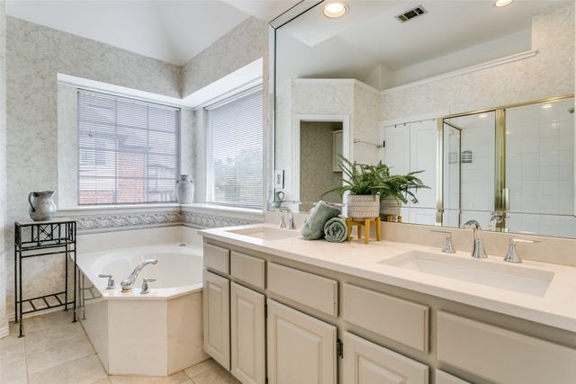 2718 Hidden Lake Drive, Grapevine, TX 76051