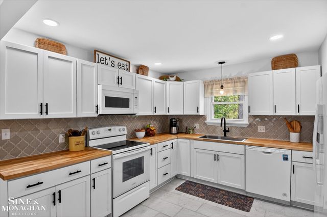 1556 Glendale Street, St Clair, MI 48079
