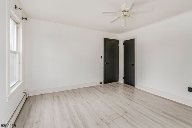 3 Townsend St, Newton Town, NJ 07860