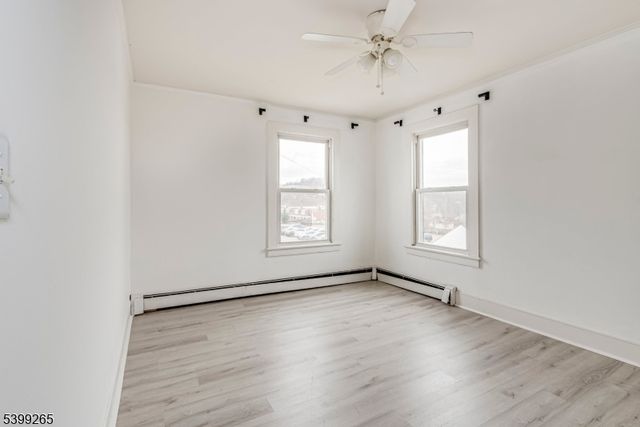 3 Townsend St, Newton Town, NJ 07860