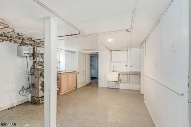 3 Townsend St, Newton Town, NJ 07860