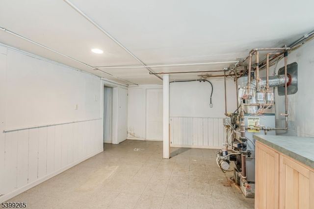 3 Townsend St, Newton Town, NJ 07860