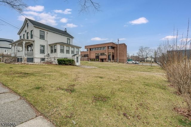 3 Townsend St, Newton Town, NJ 07860