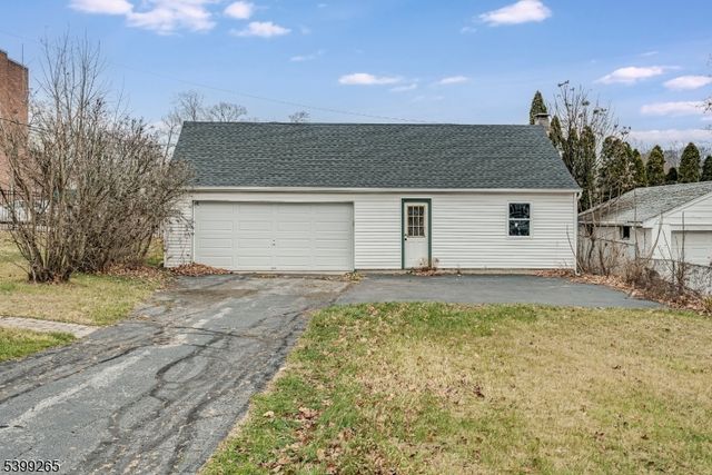 3 Townsend St, Newton Town, NJ 07860