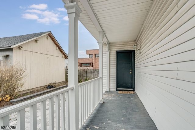 3 Townsend St, Newton Town, NJ 07860