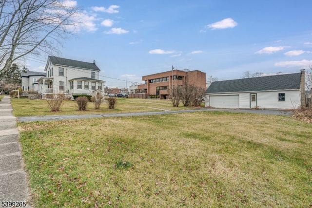 3 Townsend St, Newton Town, NJ 07860