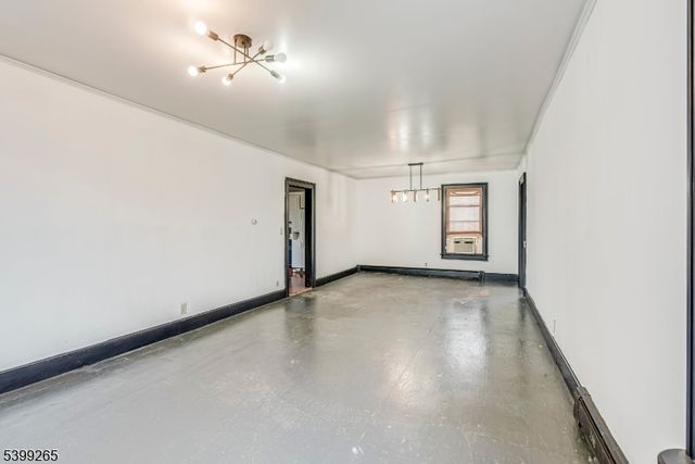 3 Townsend St, Newton Town, NJ 07860