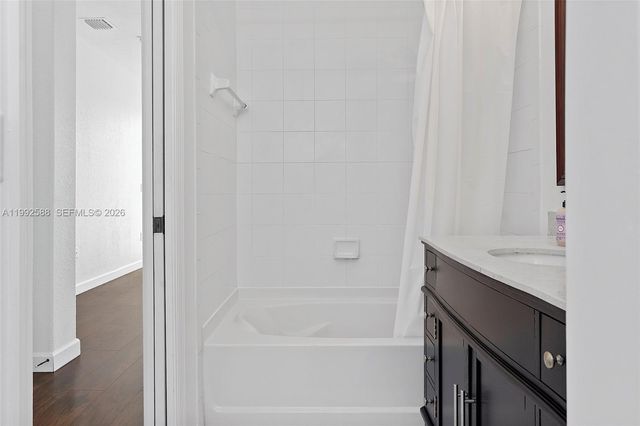 10012 NW 7th St 214, Miami, FL 33172