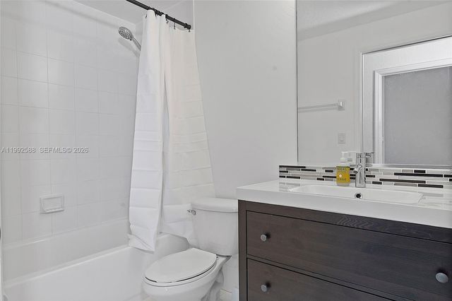 10012 NW 7th St 214, Miami, FL 33172