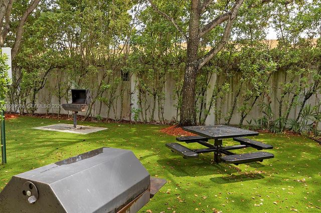 10012 NW 7th St 214, Miami, FL 33172