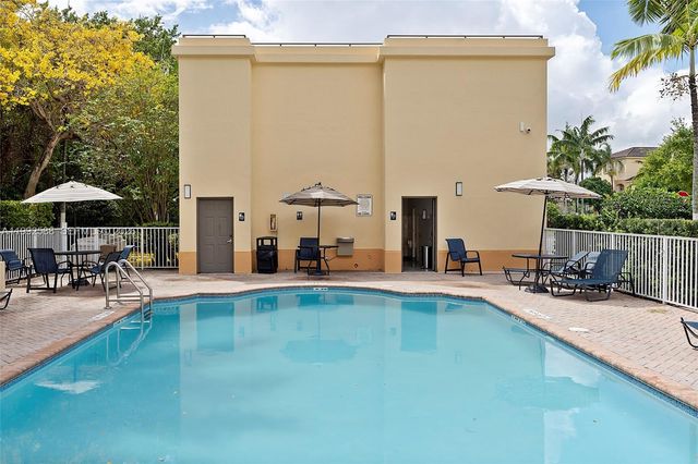 10012 NW 7th St 214, Miami, FL 33172