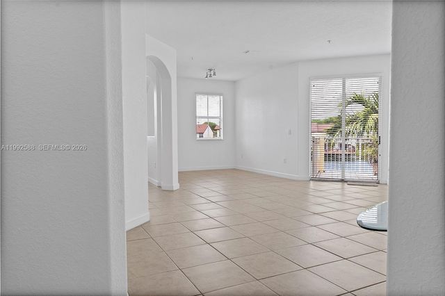 10012 NW 7th St 214, Miami, FL 33172