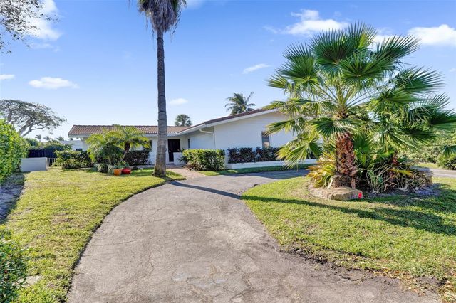 26 Cayuga Road, Sea Ranch Lakes, FL 33308