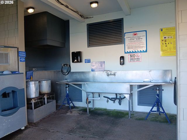 1000 Se BAY Blvd J-427, Newport, OR 97365