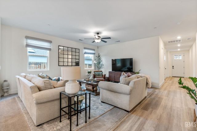 6009 Marconi Avenue, Bakersfield, CA 93313