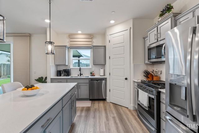 6009 Marconi Avenue, Bakersfield, CA 93313