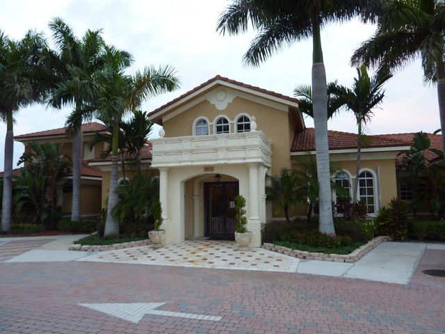 913 Villa Circle, Boynton Beach, FL 33483