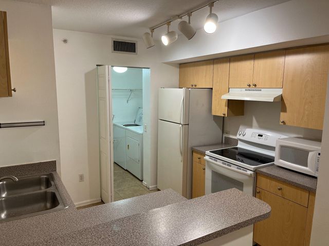 913 Villa Circle, Boynton Beach, FL 33483