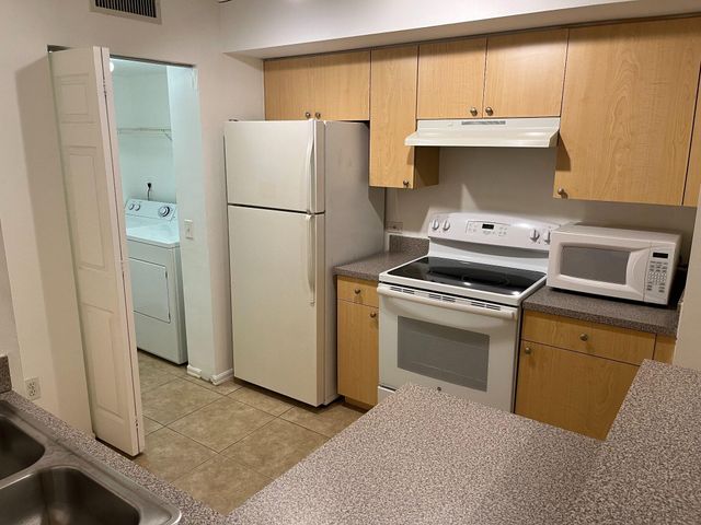 913 Villa Circle, Boynton Beach, FL 33483