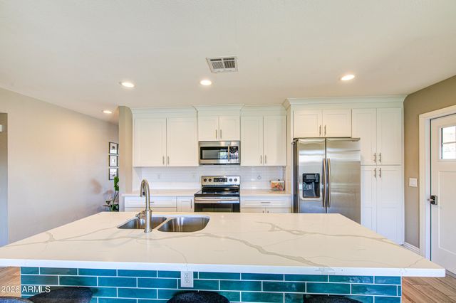 1640 N QUEENSBURY Road, Mesa, AZ 85201