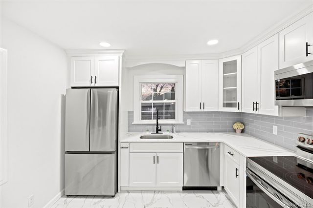 25 Lincoln Avenue, Lake Ronkonkoma, NY 11779