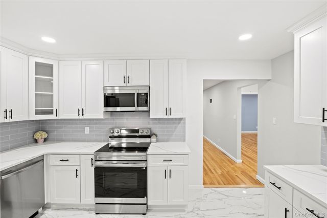 25 Lincoln Avenue, Lake Ronkonkoma, NY 11779