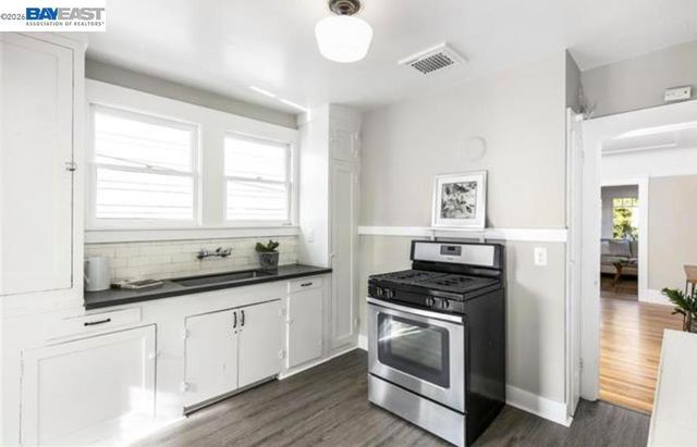 5723 Shattuck Ave, Oakland, CA 94609