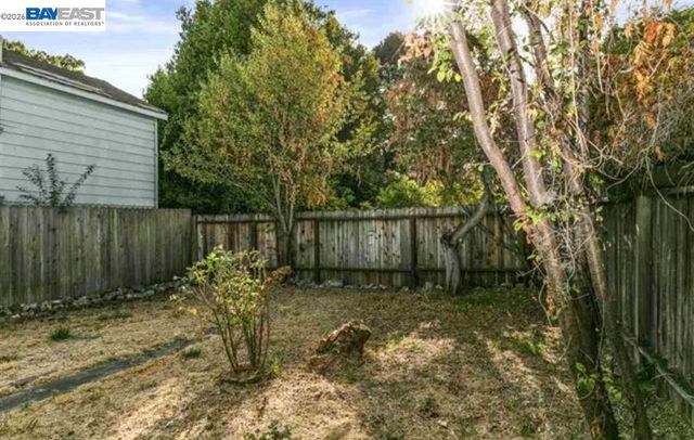 5723 Shattuck Ave, Oakland, CA 94609