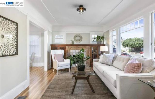 5723 Shattuck Ave, Oakland, CA 94609