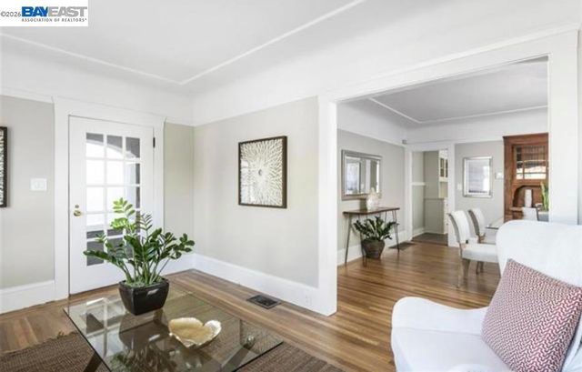 5723 Shattuck Ave, Oakland, CA 94609