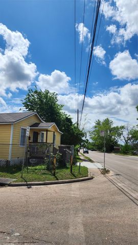 7918 N Main Street, Houston, TX 77022