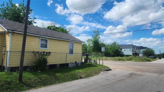 7918 N Main Street, Houston, TX 77022