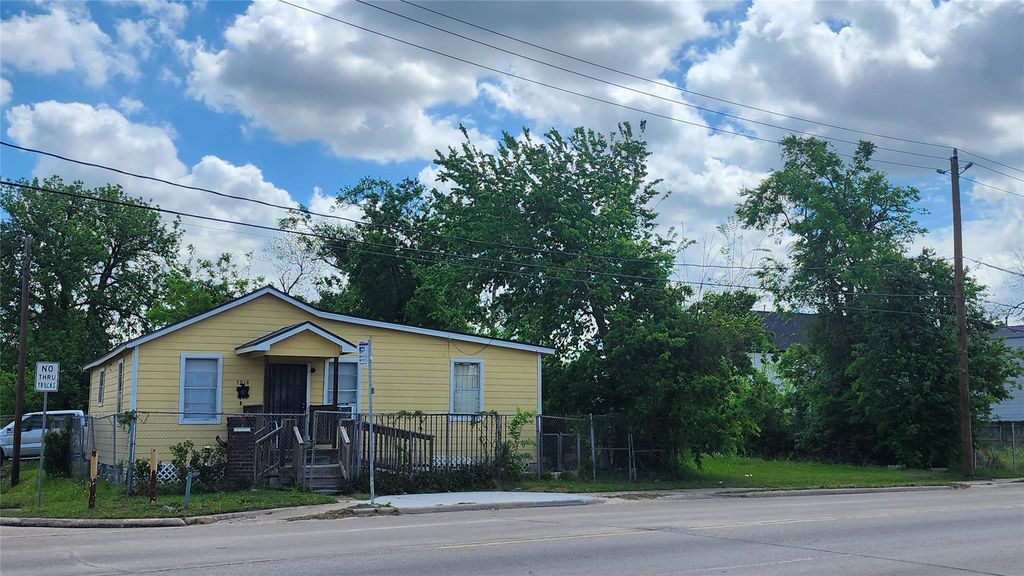 7918 N Main Street, Houston, TX 77022