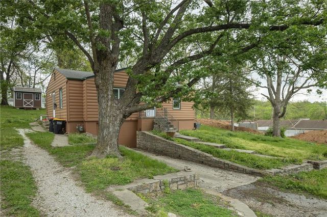 111 WALLER Avenue, Excelsior Springs, MO 64024