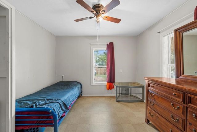 400 TRAVIS, Mexia, TX 76667