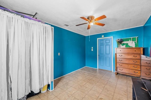 400 TRAVIS, Mexia, TX 76667