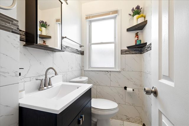 2504 W jarvis Avenue, Chicago, IL 60645