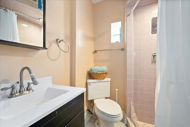 2504 W jarvis Avenue, Chicago, IL 60645