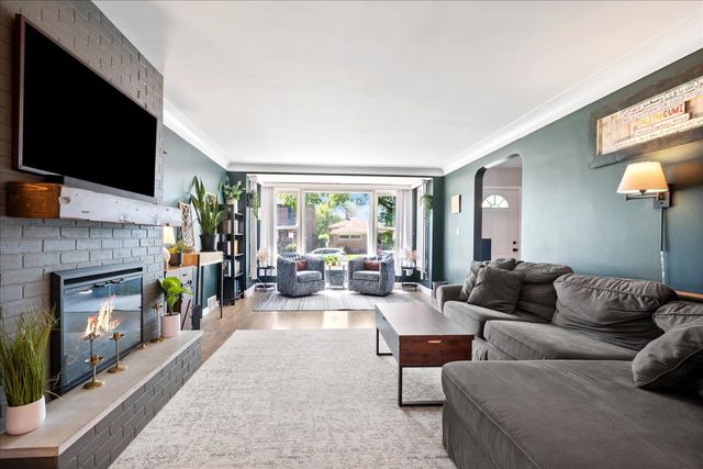 2504 W jarvis Avenue, Chicago, IL 60645