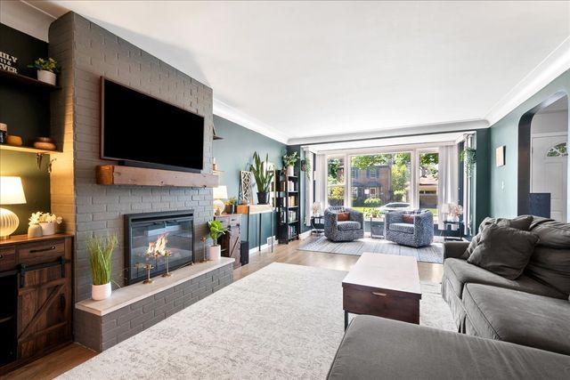 2504 W jarvis Avenue, Chicago, IL 60645