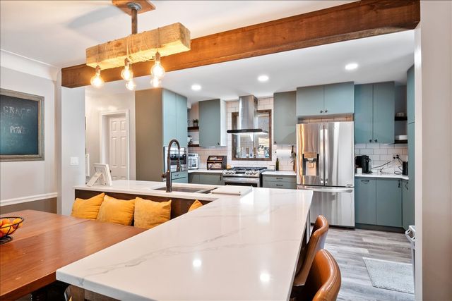2504 W jarvis Avenue, Chicago, IL 60645
