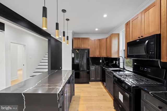 713 CROISSANT PL SE, Washington, DC 20019