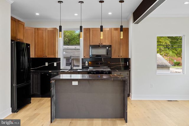 713 CROISSANT PL SE, Washington, DC 20019