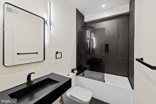 713 CROISSANT PL SE, Washington, DC 20019