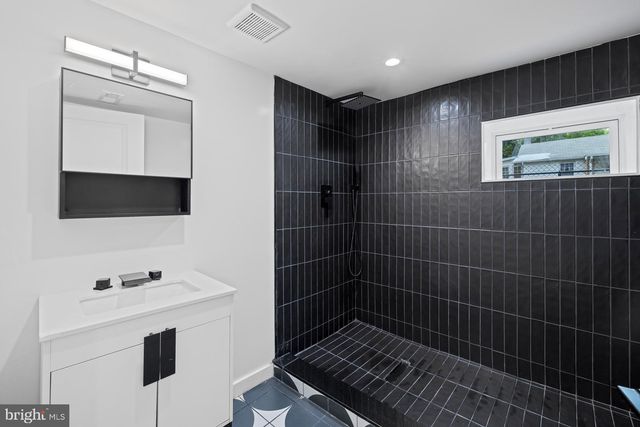 713 CROISSANT PL SE, Washington, DC 20019