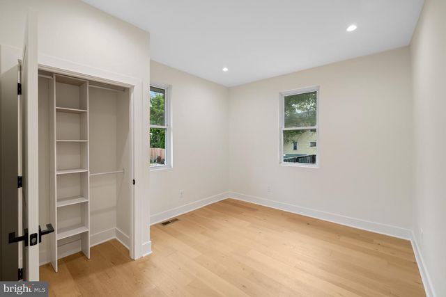 713 CROISSANT PL SE, Washington, DC 20019