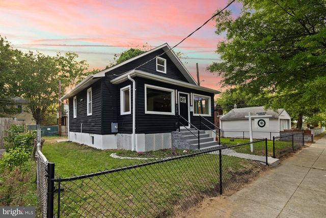 713 CROISSANT PL SE, Washington, DC 20019