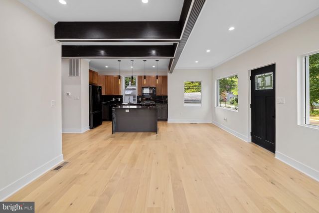 713 CROISSANT PL SE, Washington, DC 20019